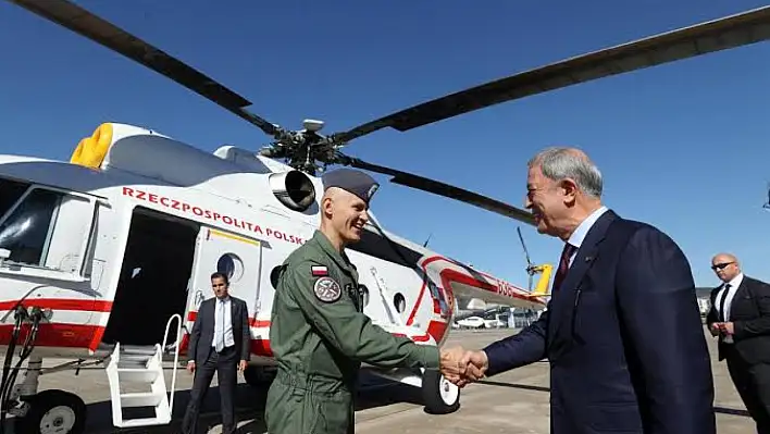 Polonya'daki Orta ve Doğu Avrupa'nın en büyük askeri fuarı törenle açıldı