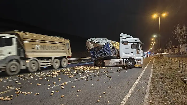 Kayseri'de ilginç görüntüler! Patates yüklü tır makasladı