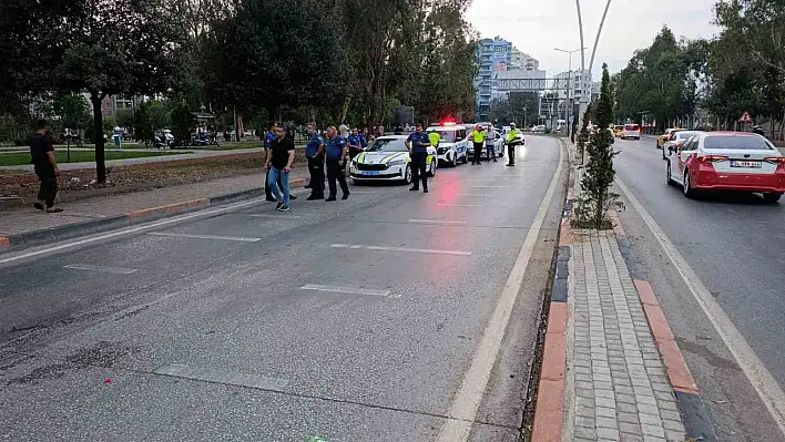 Kontrolden çıkan motosiklet refüje ve aydınlatma direğine çarptı!
