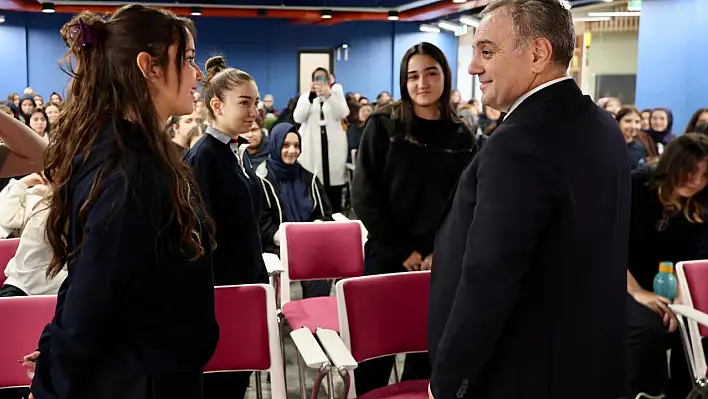 Rektör Altun öğrencilerle bir araya geldi