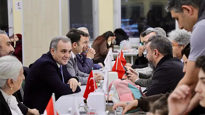 Rektör Altun, öğrencilerle iftarda buluştu