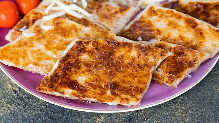 Sabah uyandığınıza değecek bir kahvaltı önerisi - Milföy hamurundan gözleme tarifi!