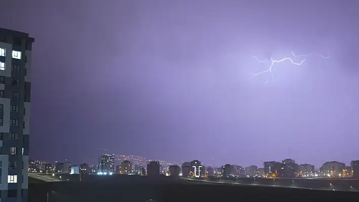 Sağanak yağış Kayseri'yi vurdu - 75 su baskını meydana geldi!