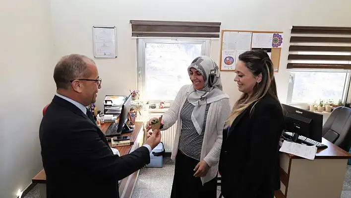 Saimbeyli ve Feke'de 'Kadınlar Günü' çiçeklerle kutlandı!