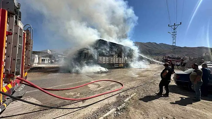 Kamyon elektrik tellerine takıldı, yangın çıktı!