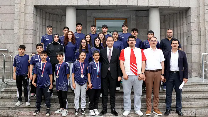Şampiyon sporculardan İl Sağlık Müdürü'ne ziyaret