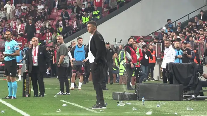 Samsun'da üst üste kırmız kartlar! Jakirovic'e tribünden su atıldı!