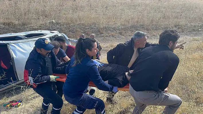 Sivas'ta Şarampole Uçan Otomobilde 4 Kişi Yaralandı