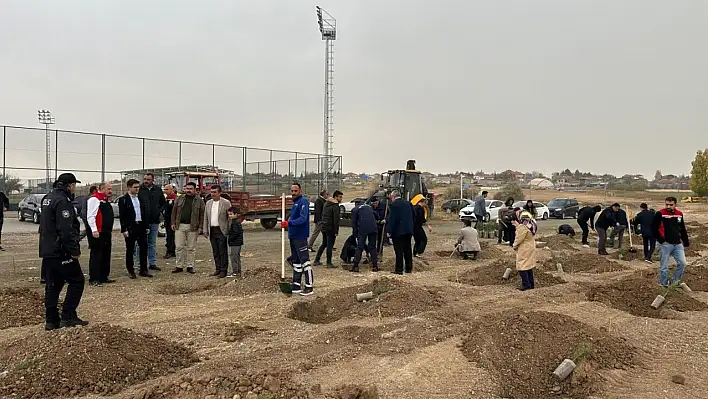 Sarıoğlan'da fidanlar toprakla buluştu