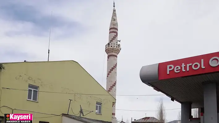 Sarız'da hasarlı minare kontrollü şekilde yıkıldı