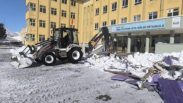 Sarız'da okulun çatısı uçtu - Kayseri haberleri