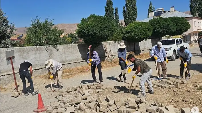 Sarız'da trafik sorununa son! Yoldaki taşlar tek tek kaldırılıyor