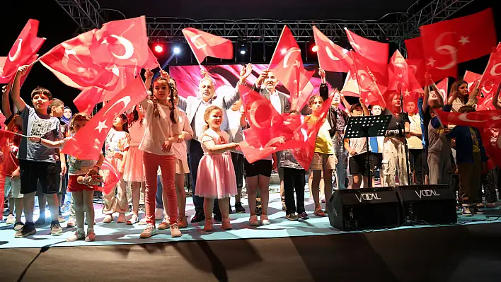 Şarkılar, filmler ve zafer ruhu: Talas'ta birlik gecesi