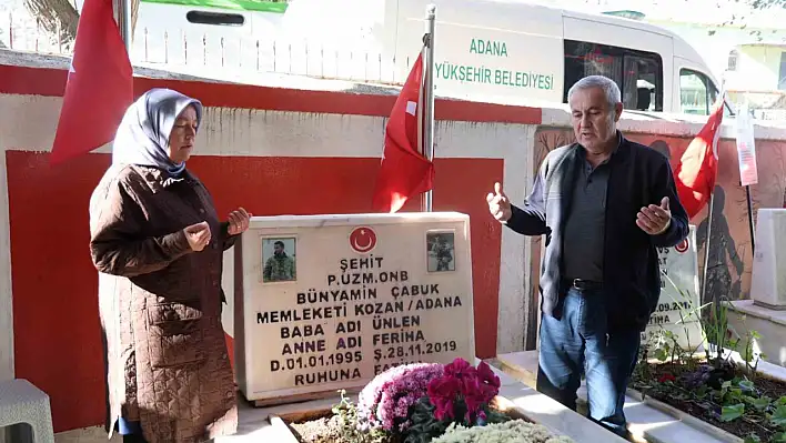 Şehit babası şehit oğlunun başından bir an olsun ayrılmıyor