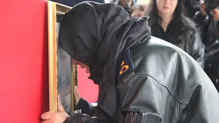 Şehit İlgen'in eşinden yürek yakan veda: Askeri montuyla tabuta sarıldı