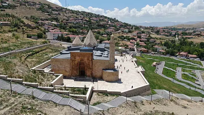 Divriği Motifleri, Ahşap ve Bakıra Hayat Veriyor