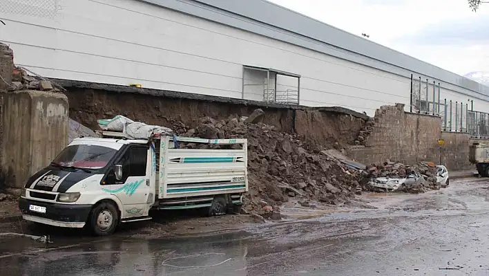 Sel bu kez yıktı geçti: 4 araç hurdaya döndü