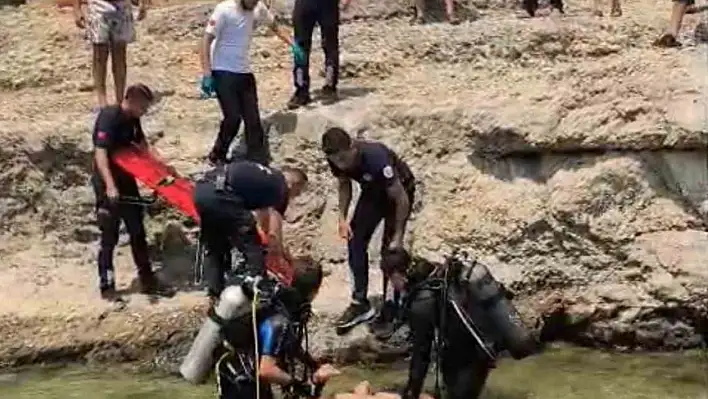 Gölde kaybolan genci 'kurbağa adamlar' buldu