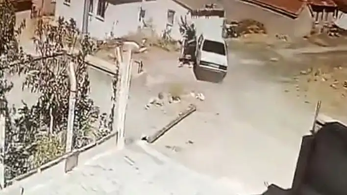 Aracında yılanı gören genç panikle kendini dışarı attı