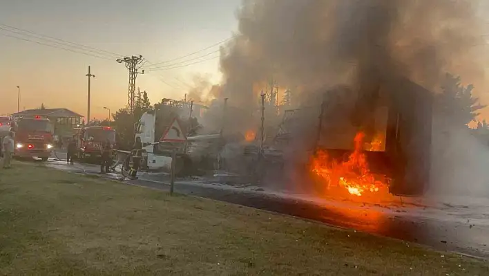 Trafikte korku dolu anlar: Tır alevlere teslim oldu