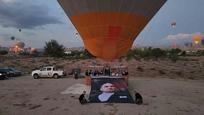 Nevşehir'de 30 Ağustos gökyüzünde böyle kutlandı!