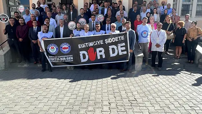 Şiddet gören öğretmene meslektaşlarından destek