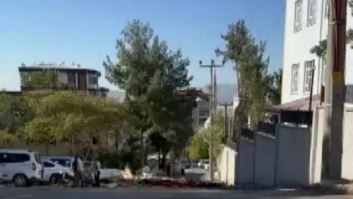 Kahramanmaraş'ta şiddetli rüzgar çatı uçurdu!