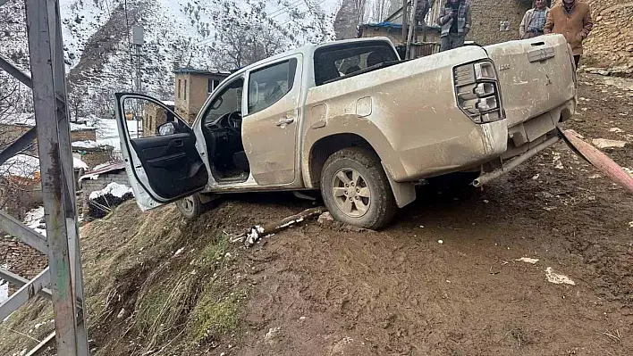 Siirt'te pikap buzlanma nedeniyle şarampole devrildi