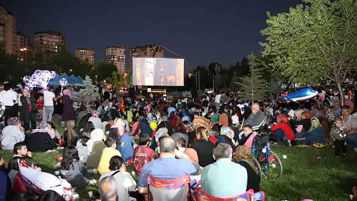 Açık hava sinema günlerine yoğun ilgi