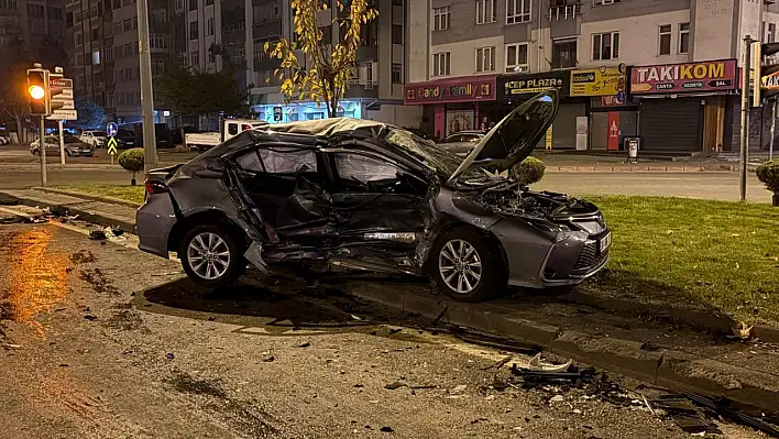 Sivas Bulvarı'nda feci kaza: 1'i ağır 3 yaralı