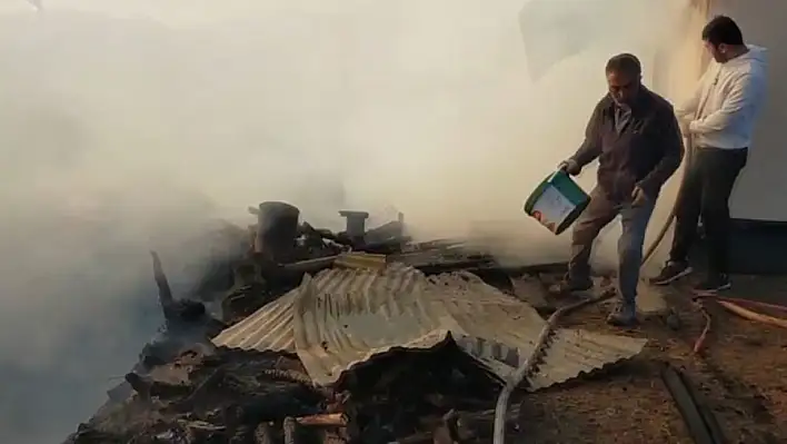 2 ev ve 2 samanlık küle döndü