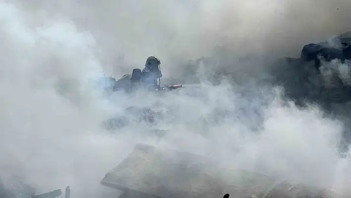 Sivas'ta atık malzemelerin biriktiği evde yangın çıktı