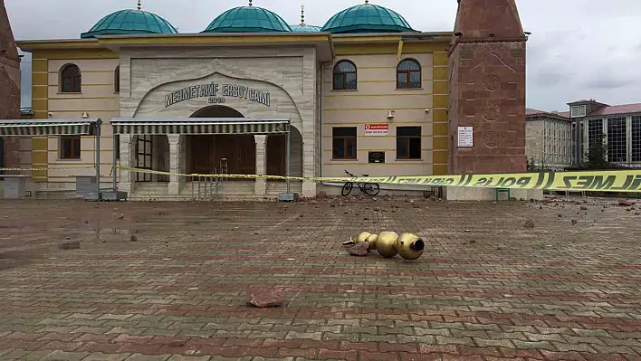 Cami minaresine yıldırım düştü