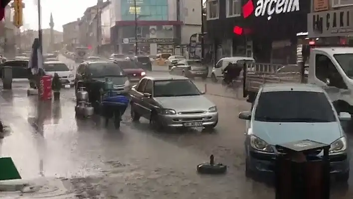 Sivas'ta dolu yağdı