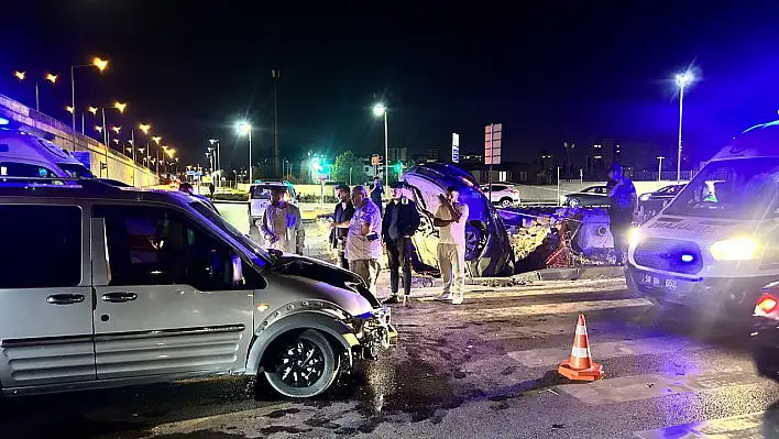 Sivas'ta hafif ticari araçla otomobil çarpıştı: çok sayıda yaralı!