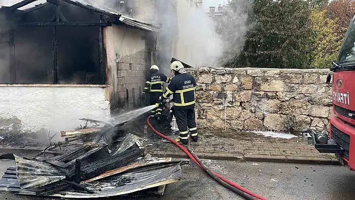 Sivas'ta İki Katlı Evde Yangın!
