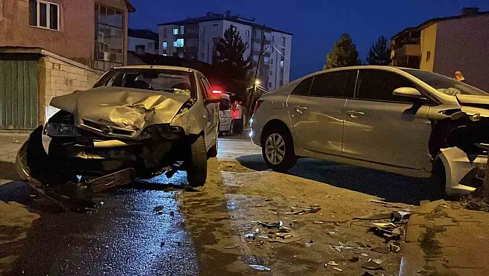 Sivas'ta iki otomobil çarpıştı: Çok sayıda yaralı!