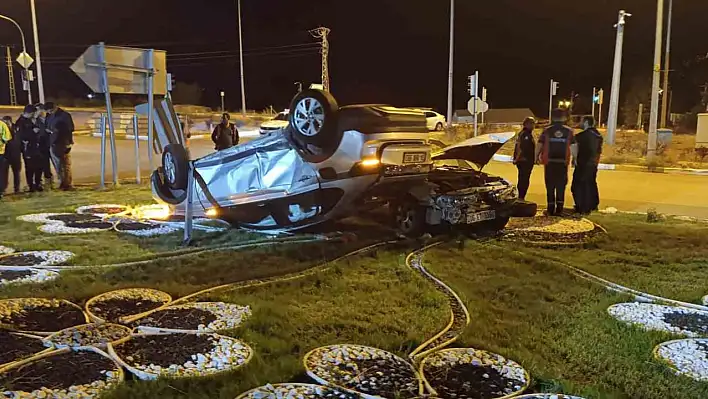 Sivas'ta iki otomobil çarpıştı - Yaralılar var!