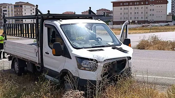 Kamyonet ile otomobil çarpıştı: 3'ü çocuk 6 yaralı