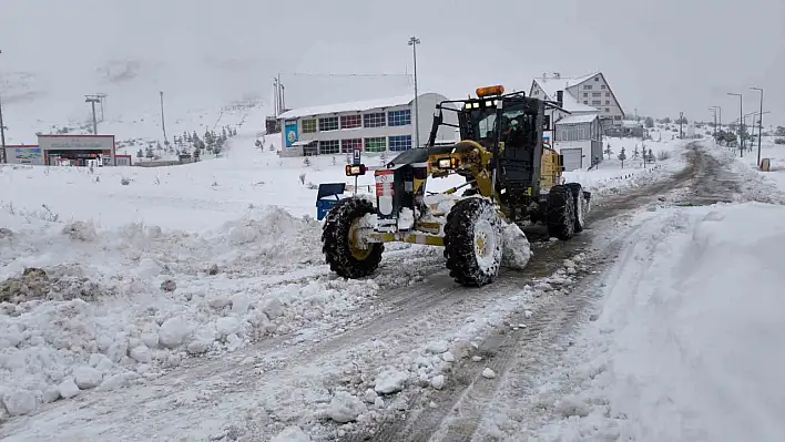 Sivas'ta kar esareti: 33 yerleşim yerine ulaşım sağlanamıyor