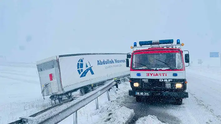 Kar ve kuvvetli fırtına kazaya sebep oldu - Yaralı var!