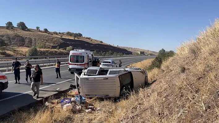 Sivas'ta kontrolden çıkan araç devrildi: Çok sayıda kişi yaralandı!