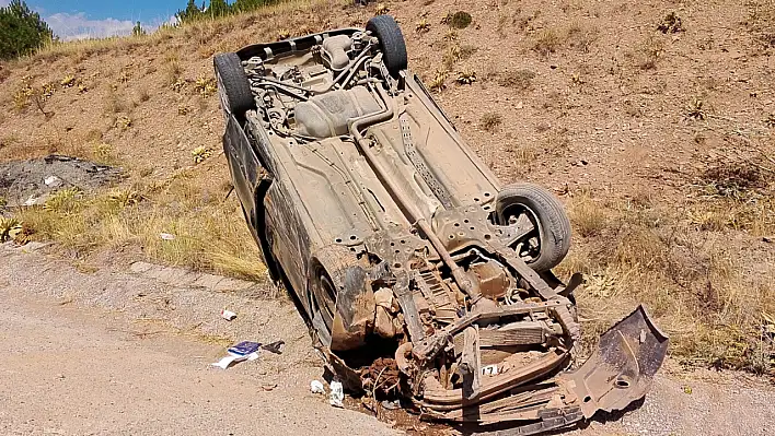 Sivas'ta kontrolden çıkan hafif ticari araç takla attı - Yaralılar var!