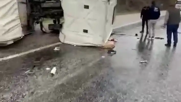 Kontrolden çıkan kamyon devrildi, sürücü yaralandı!