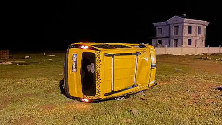 Sivas'ta köpeğe çarpmamak için manevra yaptı - araziye devrildi!