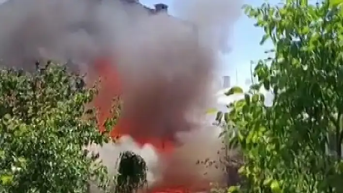 Sivas'ta korkutan yangın: Müstakil ev alevlere teslim oldu!