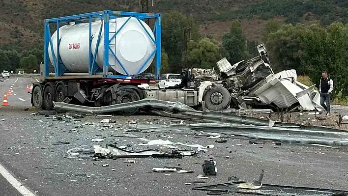 Sivas-Tokat karayolunda korkunç çarpışma