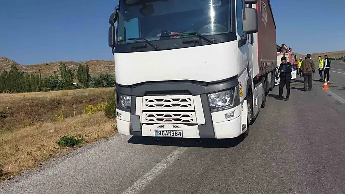 Otomobil tıra çarptı: 1 çocuk hayatını kaybetti...