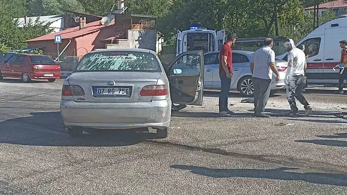 Sivas'ta otomobiller çarpıştı: 4 kişi yaralandı!
