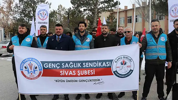 Sağlık çalışanları üniversite hastanesindeki sorunlara dikkat çekmek için toplandı